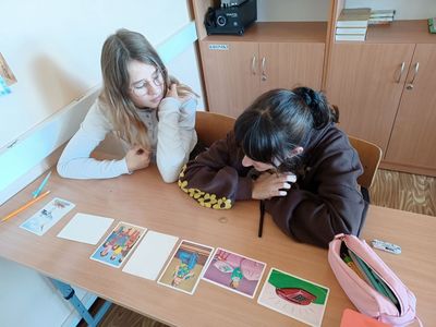 Uczniowie rysują obrazek według zapamiętanej instrukcji.