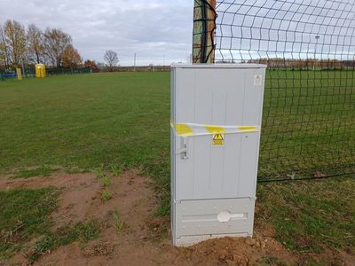 Ogrodzenie boiska w Malechowie wraz z nową skrzynką elektryczną. 