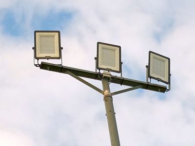 Nowa lampa oświetlająca boisko w Malechowie. 