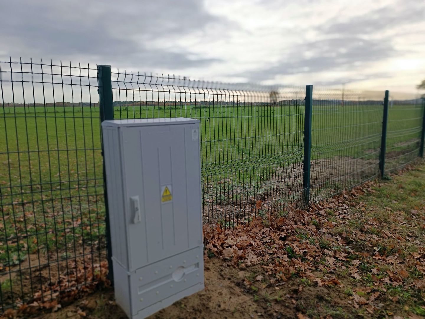 Ogrodzenie boiska w Malechowie wraz z nową skrzynką elektryczną.
