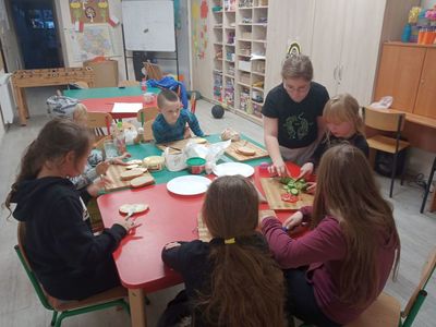 Dzieci z Placówki Wsparcia Dziennego w Niemicy przygotowują zdrowe kanapki.