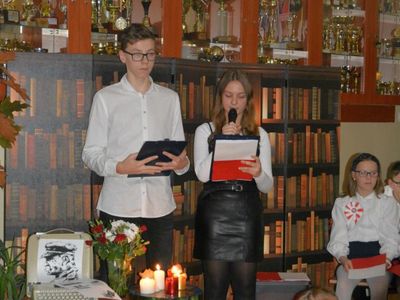 Uczniowie zapraszają zebranych na występy.
