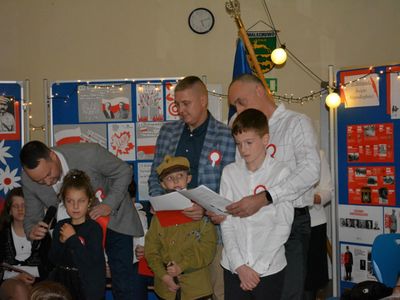 Wspólne recytowanie poezji patriotycznej przez dzieci i rodziców.