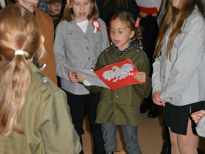 Wspólne śpiewanie pieśni patriotycznych

