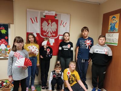 Dzieci z Placówki Wsparcia Dziennego w Kosierzewie pozują z wykonanymi kotylionami i flagami.