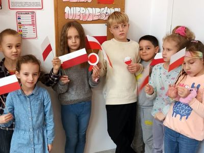 Wychowankowie z Placówki Wsparcia Dziennego w Ostrowcu upamiętniają Dzień Niepodległości. 