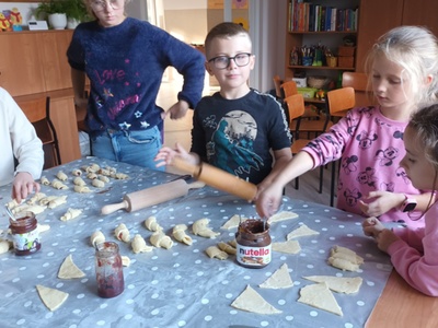 Dzieci z Ostrowca podczas pieczenie rogalików.