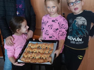 Dzieci z Ostrowca prezentują upieczenia rogaliki. 