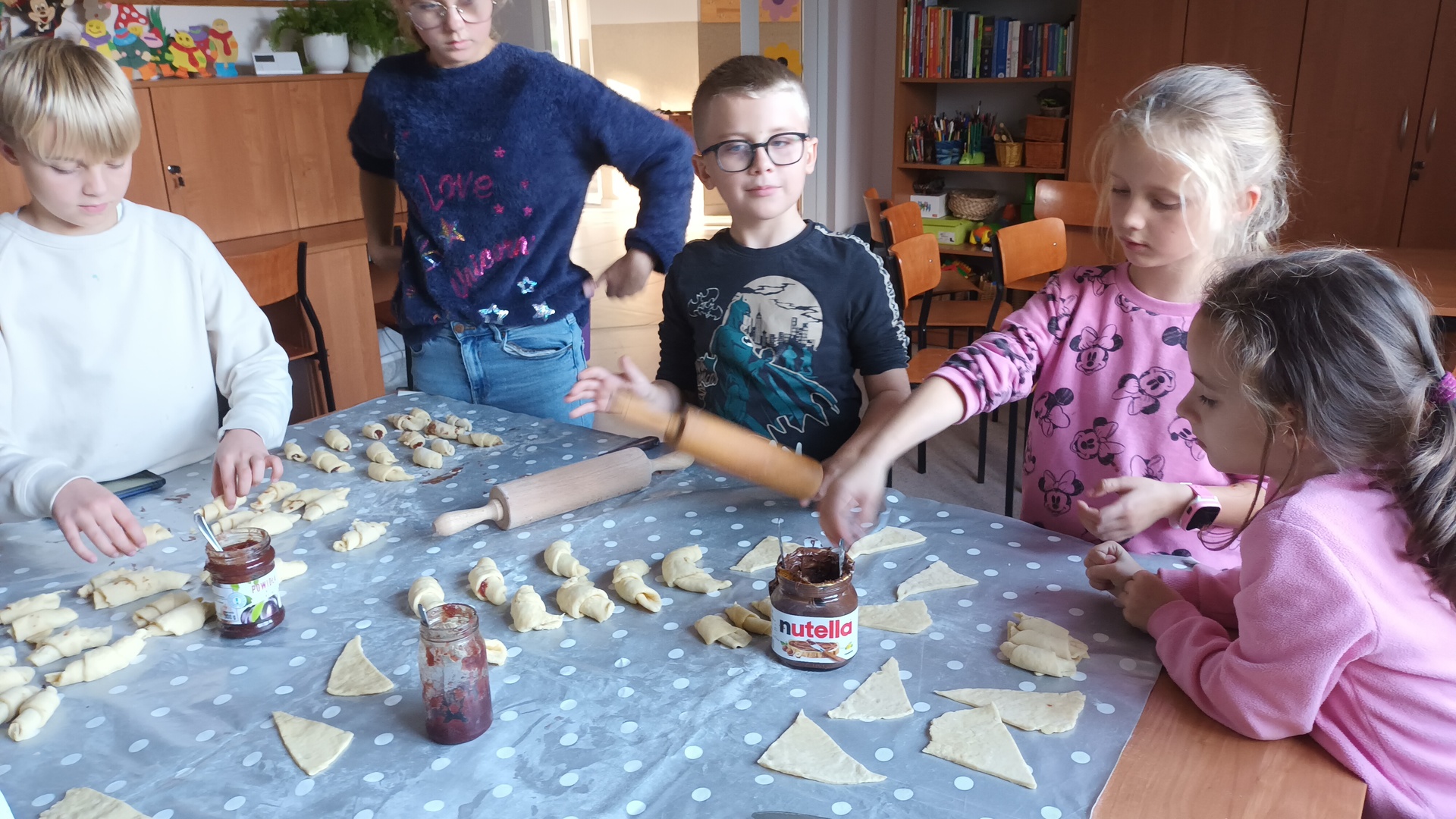 Dzieci z Ostrowca podczas pieczenie rogalików. 