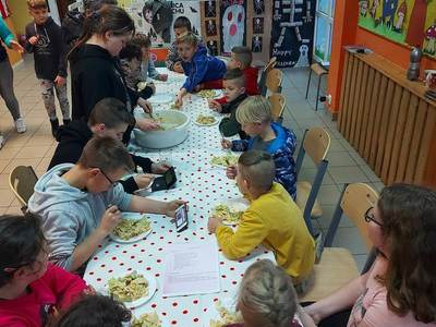 Dzieci z PWD z Lasek podczas degustacji sałatki.