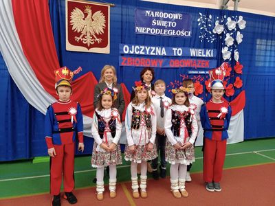 Akademia Święta Niepodległości przygotowana przez dzieci ze Szkoły Podstawowej w Lejkowie.