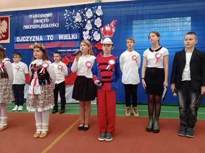 Dzieci ze Szkoły Podstawowej w Lejkowie podczas akademii z okazji Dnia Niepodległości. 