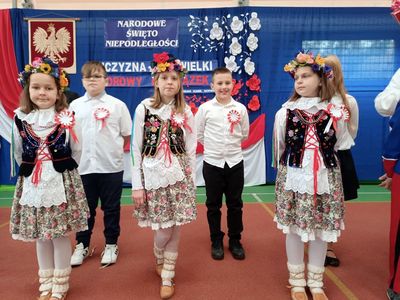 Dzieci ze Szkoły Podstawowej w Lejkowie podczas akademii z okazji Dnia Niepodległości. 