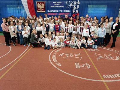 Uczestnicy i goście akademii z okazji Dnia Niepodległości. 