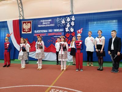 Dzieci ze Szkoły Podstawowej w Lejkowie podczas akademii z okazji Dnia Niepodległości. 