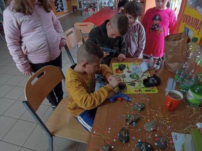 Wychowankowie z PWD z Lasek wykonują prezenty dla seniorów.
