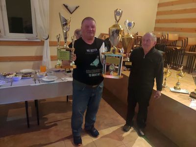 Nagrodzony hodowca prezentuje zdobyte trofea. Obok przedstawiciel sekcji, który wręczył nagrody.