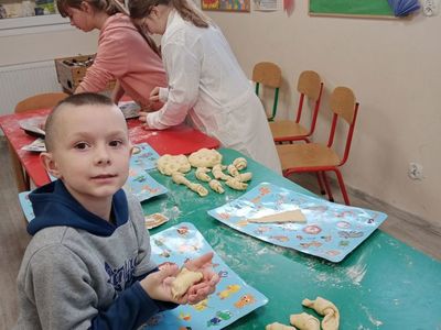Olek z Placówki Wsparcia Dziennego w Niemicy robi rogaliki.