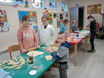 Dzieci z Placówki Wsparcia Dziennego w Niemicy robią rogaliki.