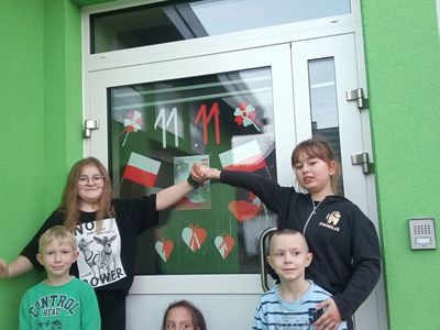 Dzieci z Placówki Wsparcia Dziennego w Niemicy prezentują swoją dekorację.