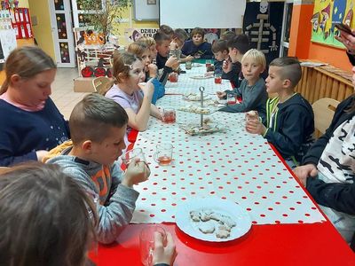 Wychowankowie z PWD z Lasek degustują ciasteczka z amoniakiem.