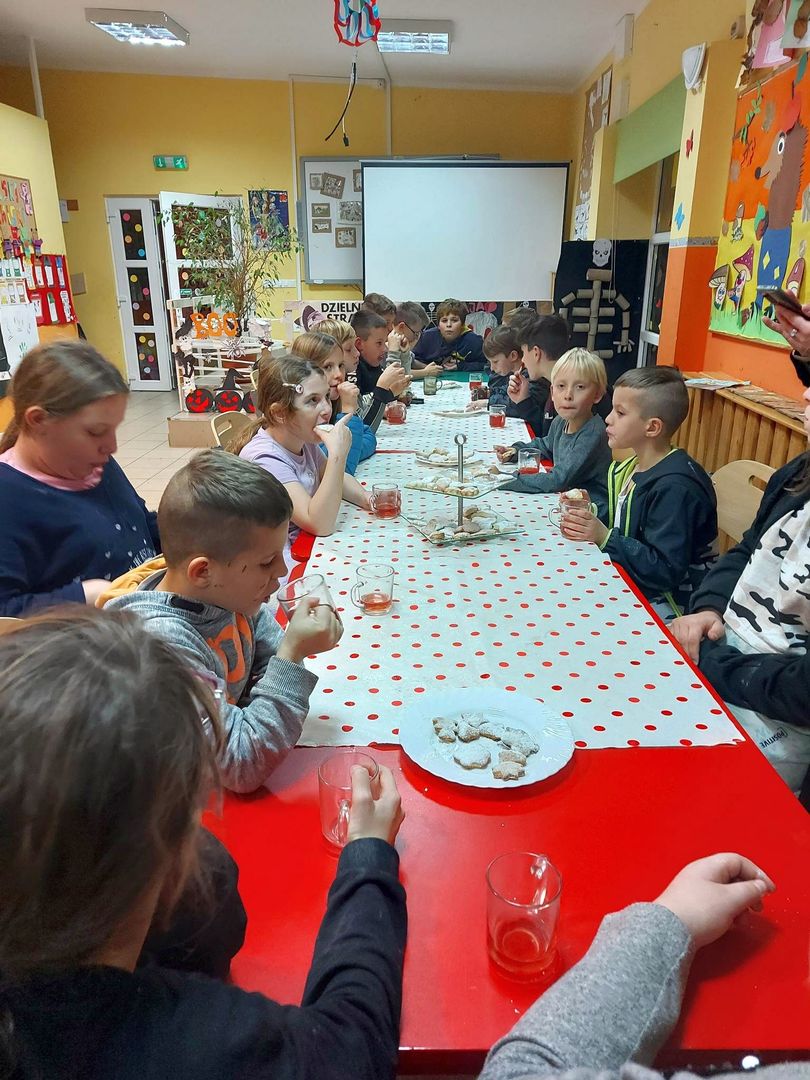 Wychowankowie z PWD z Lasek degustują ciasteczka z amoniakiem.
