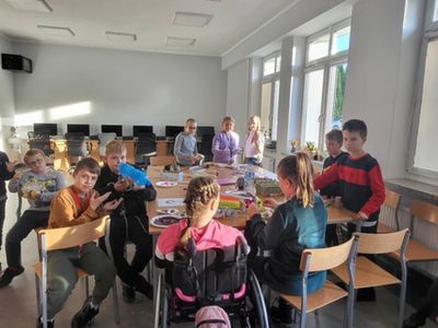 Grupa dzieci ze świetlicy w Malechowie podczas wykonywania ekozabawek.