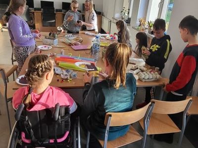  Dzieci ze świetlicy w Malechowie podczas wykonywania ekozabawek. 