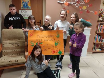 Dzieci z Kosierzewa pozują do zdjęcia z plakatem wykonanym z okazji Dnia Tolerancji.