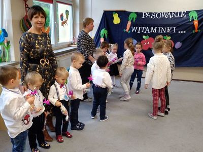 Grupa przedszkolaków z Ostrowca z dyrektor i wychowawczyniami. 