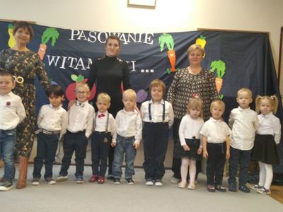 Grupa przedszkolaków z Ostrowca z dyrektor i wychowawczyniami. 