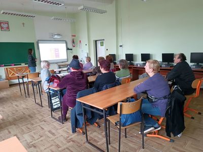 Seniorzy z Malechowa podczas spotkania z pracownikiem Powiatowej Stacji Sanitarno-Epidemiologicznej w Sławnie.