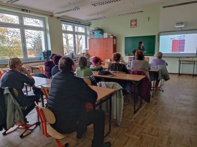 Seniorzy z Malechowa podczas spotkania z pracownikiem Powiatowej Stacji Sanitarno-Epidemiologicznej w Sławnie.