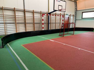 Nowe bandy na hali w Szkole Podstawowej w Lejkowie. 