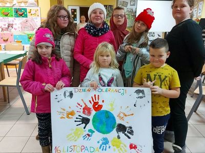 Wychowankowie z Placówki Wsparcia Dziennego z Lasek prezentują wykonany plakat.