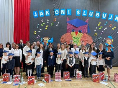 Pierwszoklasiści podczas uroczystej akademii w sali gimnastycznej Zespołu Szkół w Ostrowcu.