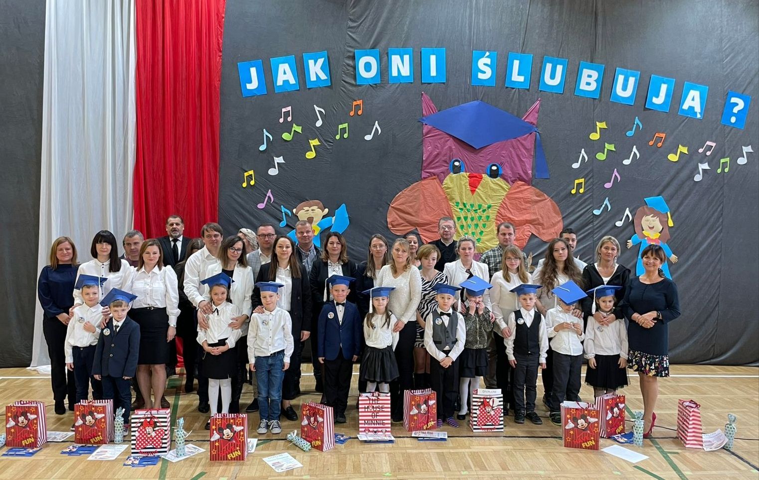 Pierwszoklasiści podczas uroczystej akademii w sali gimnastycznej Zespołu Szkół w Ostrowcu. 