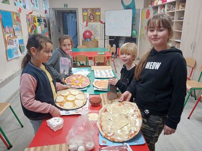 Dziewczynki z Placówki Wsparcia Dziennego w Niemicy same przygotowały pizzę.