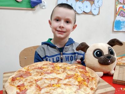 Olek z Placówki Wsparcia Dziennego w Niemicy ze swoją pizzą.
