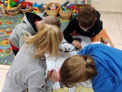 Dzieci z Placówki Wsparcia Dziennego w Kosierzewie podczas wykonywania plakatu Myszki Miki.