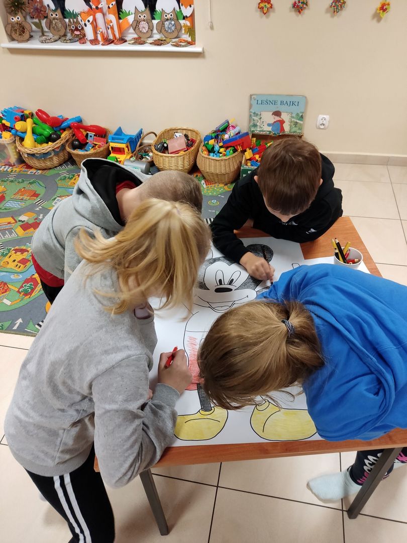 Dzieci z Placówki Wsparcia Dziennego w Kosierzewie podczas wykonywania plakatu Myszki Miki.