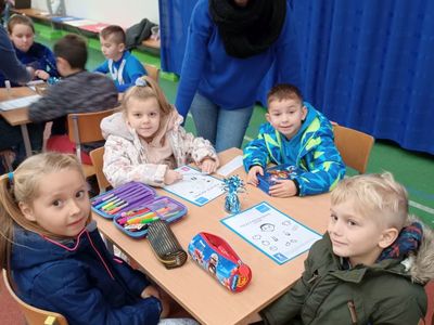 Dzieci ze Szkoły Podstawowej w Lejkowie wykonują prace z okazji Dnia Praw Dziecka.