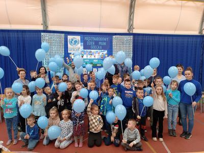Dzieci ze Szkoły Podstawowej w Lejkowie pozują z balonami w ramach obchodów Dnia Praw Dziecka. 