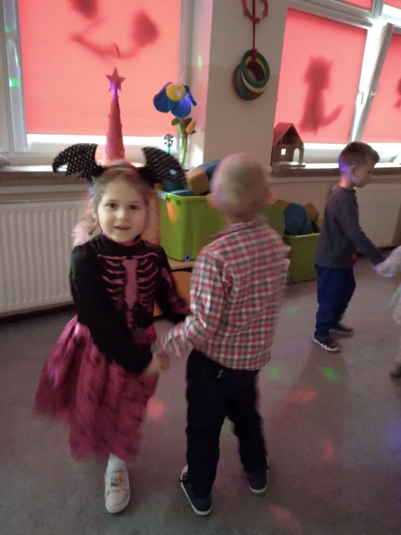 Dzieci z Ostrowca tańczą andrzejkowy taniec.