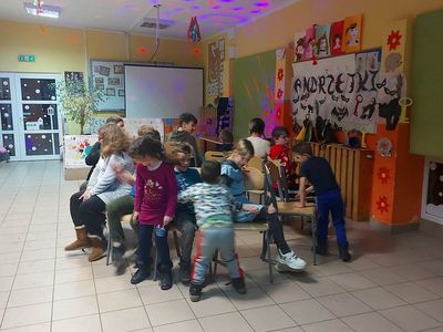 Dzieci z PWD z Lasek podczas zabawy "Gorące krzesła".
