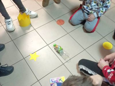 Dzieci z PWD z Lasek biorą udział w andrzejkowych zabawach.
