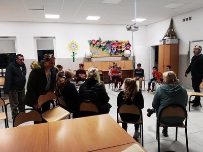 Dzieci z Placówki Wsparcia Dziennego w Kusicach i ich rodzice podczas warsztatów profilaktycznych.
