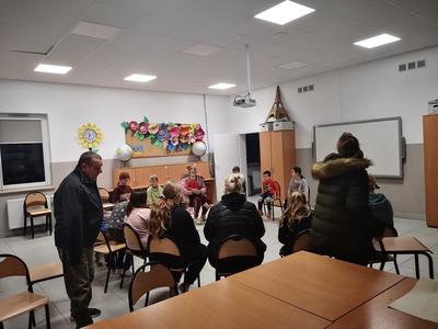 Dzieci z Placówki Wsparcia Dziennego w Kusicach i ich rodzice podczas warsztatów profilaktycznych.