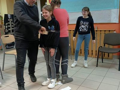 Dzieci z Placówki Wsparcia Dziennego z Lasek biorą udział w zabawie związanej z emocjami.
