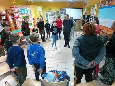 Dziewczynki z Placówki Wsparcia Dziennego z Lasek podczas zabawy pokazującej jak pokonać trudny problem.
